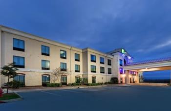 Holiday Inn Express & Suites Floresville, TX