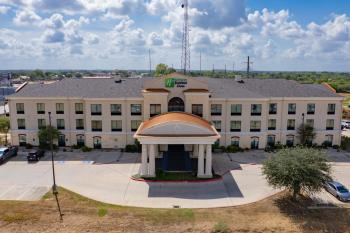 Holiday Inn Express & Suites Floresville, TX